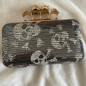 Skull clutch